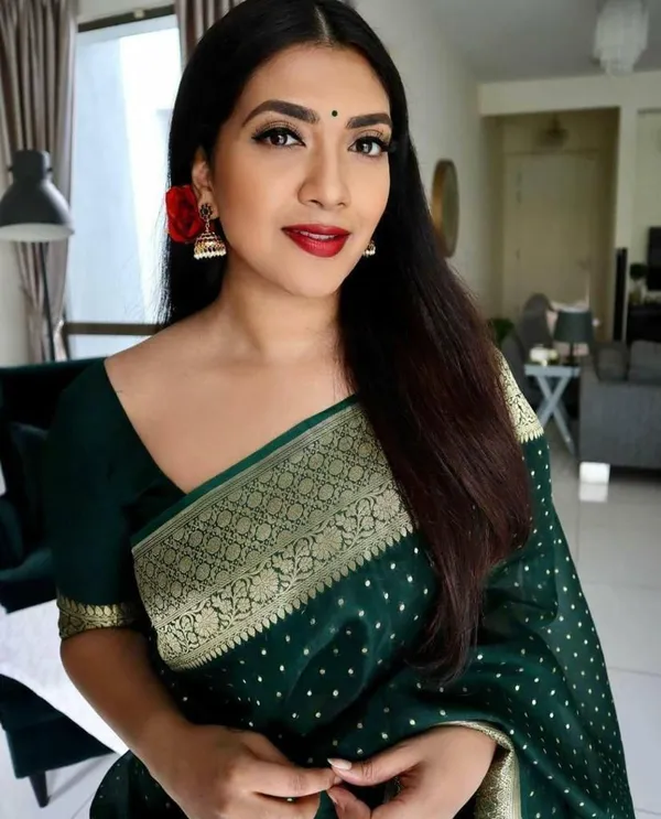 Green_Soft_Lichi_Silk_Saree_With_Unstitched_Blouse_For_Women