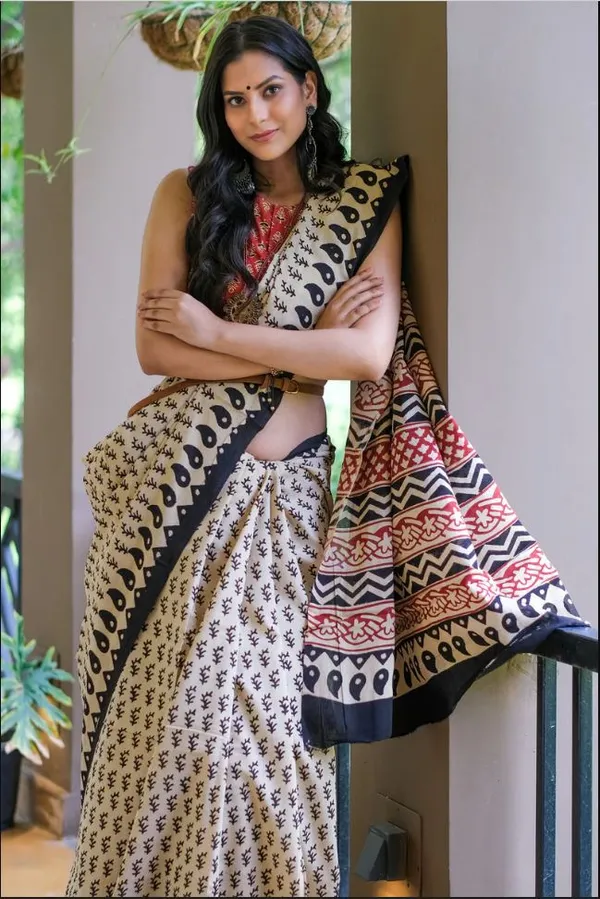 https://d1311wbk6unapo.cloudfront.net/NushopCatalogue/tr:f-webp,w-600,fo-auto/undefined_1690628449967_09ge7rgxgl173r2.jpg__INDIAN LINEN SAREE