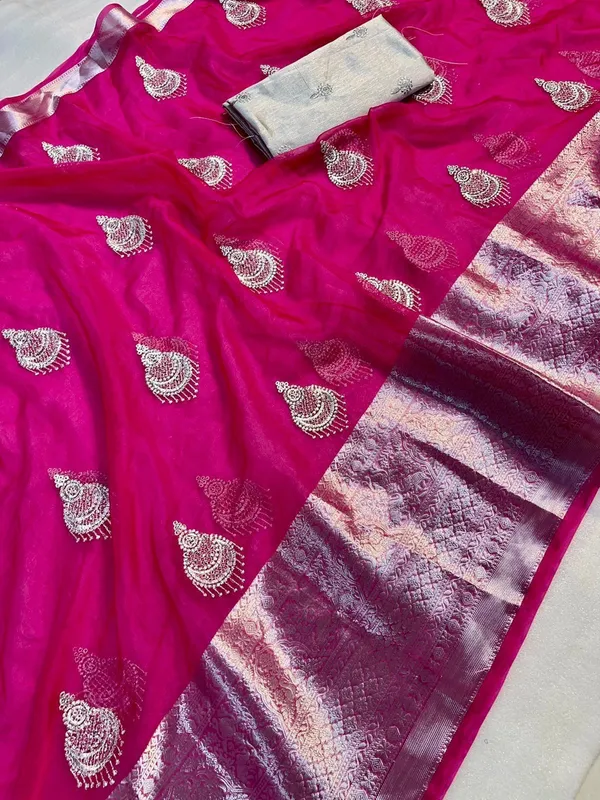 https://d1311wbk6unapo.cloudfront.net/NushopCatalogue/tr:f-webp,w-600,fo-auto/undefined_1691493139981_7pkr3iq1b03vruh.jpg__INDIAN LINEN SAREE