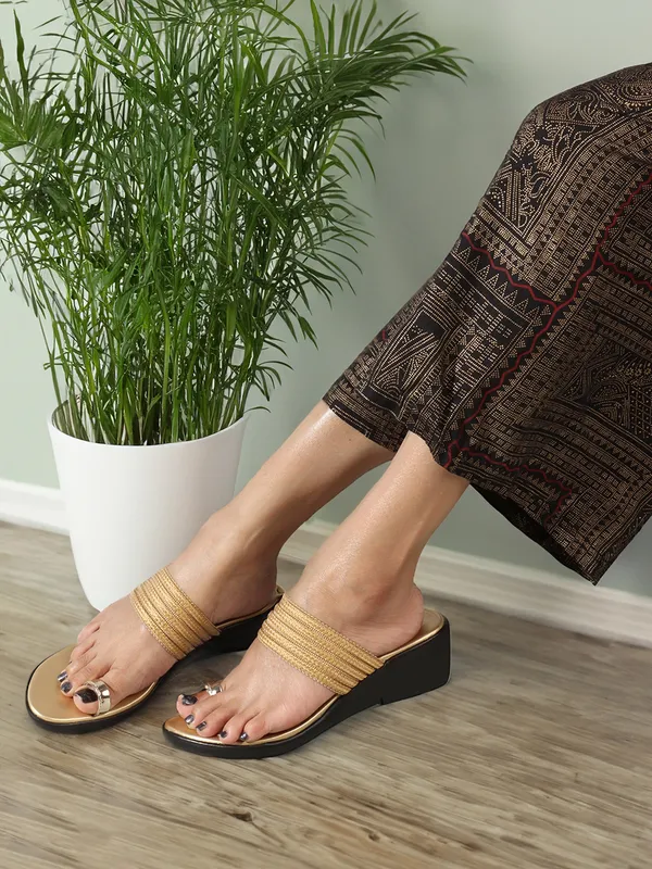 Ethnic_Toe_Ring_Wedge_Heels_(Gold)