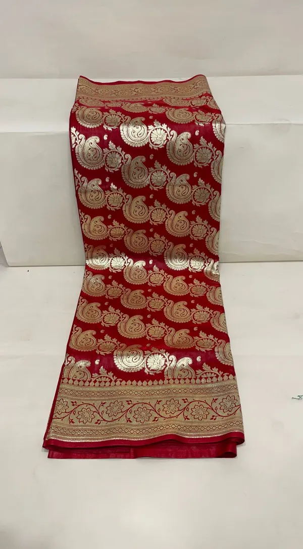 Humairah_Presents_Maroon_Satin_Silk_Diagonal_Zari_Jaal_Banarasi_saree_with_Maroon_Blouse