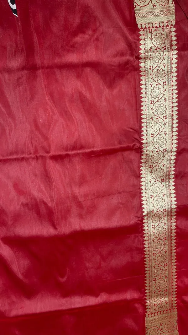 Humairah_Presents_Maroon_Satin_Silk_Diagonal_Zari_Jaal_Banarasi_saree_with_Maroon_Blouse
