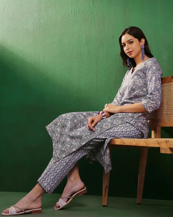Grey_Cotton_Blend_Golden_Floral_Printed_Kurta_With_Zigzag_Printed_Pant