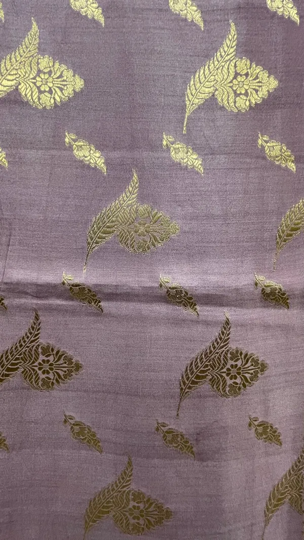 Humairah_Pure_Handwoven_Mauve_Chiniya_Silk_Gold_Floral_Zari_Booti_with_Minakari_Zari_Border_Banarasi_Saree_and_Mauve_Blouse_piece