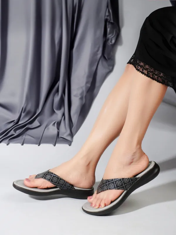 Casual_Slip_On_Flat_Slippers_(Grey)