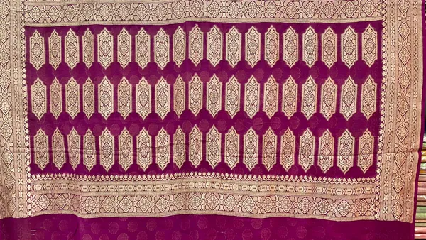 Humairah_Pure_Handloom_Khaddi_Georgette_Pink_Kadhwa_Zari__Booti_with_Kadhwa_Purple_Anchal_&_Contrast_Purple_Blouse