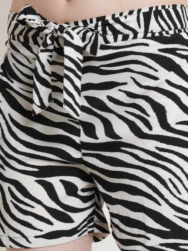 Women_Black_Zebra_Printed_Regular_Fit_Shorts__POPWINGS