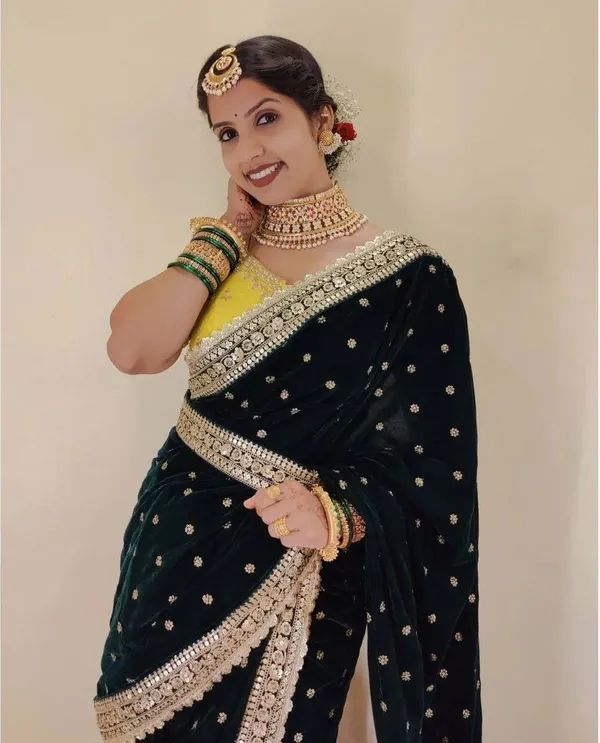 https://d1311wbk6unapo.cloudfront.net/NushopCatalogue/tr:w-600,f-webp,fo-auto/DARK_GREEN__Color_Velvet_Saree__9000_Velvet_Saree__Embroidery_Work_Blouse__Bridal_Wear_Saree__Party_Wear_Saree__Embroidery_Border_Work_Saree_PRESENT_BY_DHANSHVI_F28ALOJLZ6_2022-12-21_1.jpg