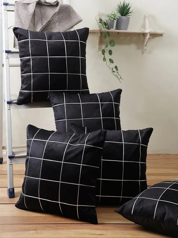 https://d1311wbk6unapo.cloudfront.net/NushopCatalogue/tr:w-600,f-webp,fo-auto/Gifts_Island®_Set_of_5_Polyester_Silk_Black___Silver-Tone_Box_Checkered_Square_Cushion_Covers_16_inch_x_16_inch__40.64_x_40.64_cm__Black__08LTS9R577_2022-08-22_1.jpg