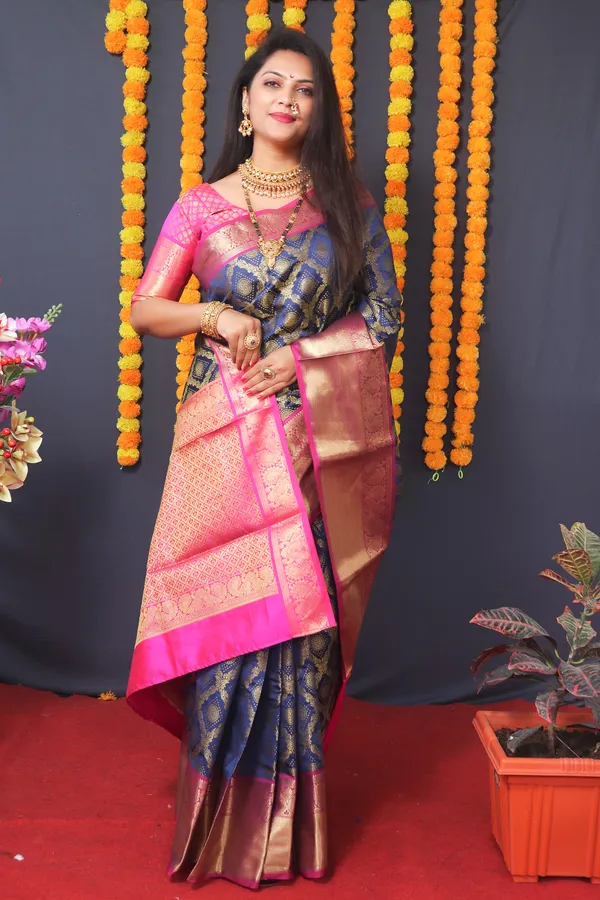 https://d1311wbk6unapo.cloudfront.net/NushopCatalogue/tr:w-600,f-webp,fo-auto/Wedding_Edition_Subtitle_Gold_Woven_NEVY_BLUE__Kanjivaram_Saree_N36HVTHG3J_2023-01-29_1.jpeg