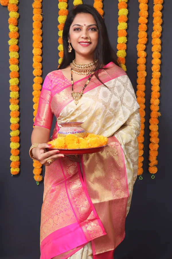 https://d1311wbk6unapo.cloudfront.net/NushopCatalogue/tr:w-600,f-webp,fo-auto/Wedding_Edition_Subtle_Gold_Woven_Kanjivaram_Saree_CLSWT3F9SB_2023-01-29_1.jpeg